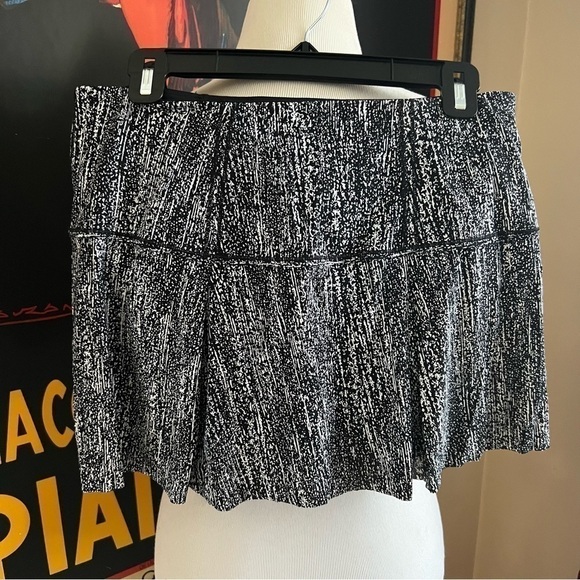 Lululemon Lost in Pace Pleated Skirt/Skort Air Time White Black Style W8773R - Picture 1 of 8